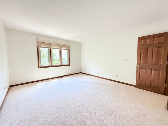 Building Photo - 2318 River Woods Dr