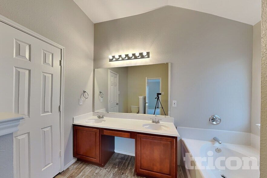 Building Photo - 4200 Agate Dr