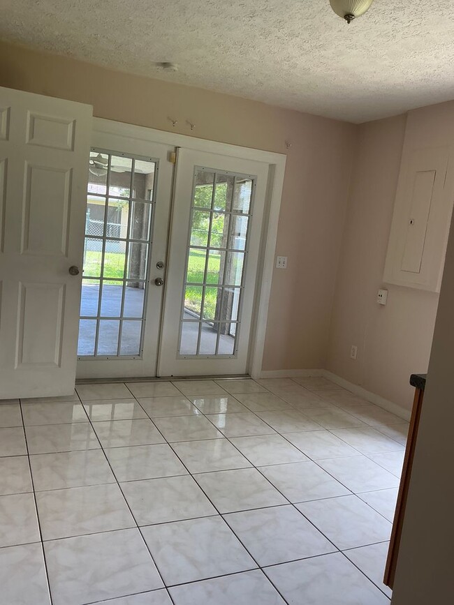 Building Photo - East of U.S.One 4 bedroom 3 bath