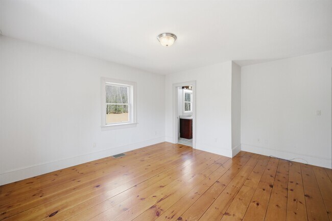 Building Photo - 564 Main St