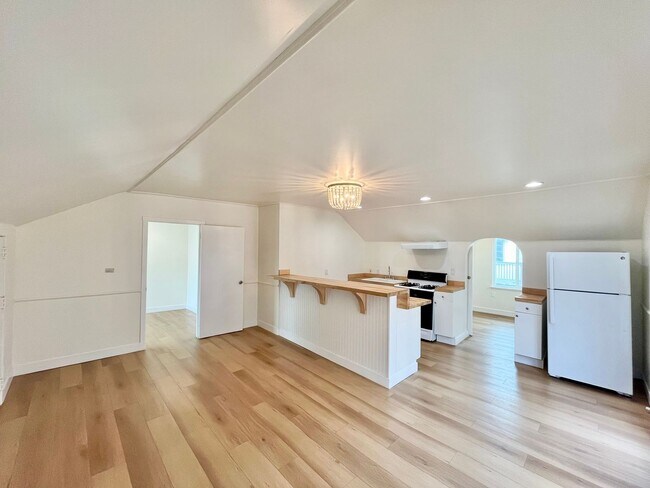 Building Photo - Upstairs 2 Bedroom Apartment with Arched D...