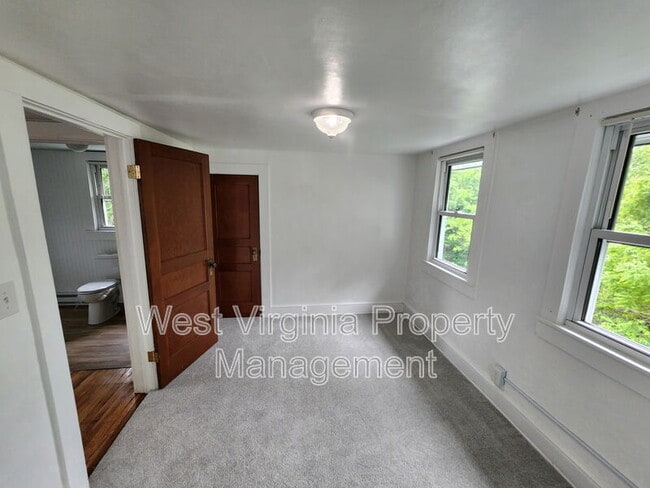 Building Photo - 208 Croft St