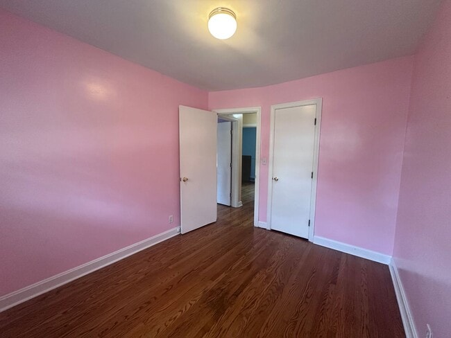 Building Photo - Hikes Point 3+ bedroom home with finished basement and garage