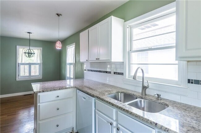 Building Photo - 564 Parker Ave