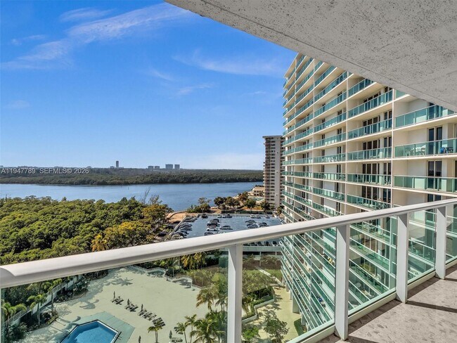 Building Photo - 100 Bayview Dr