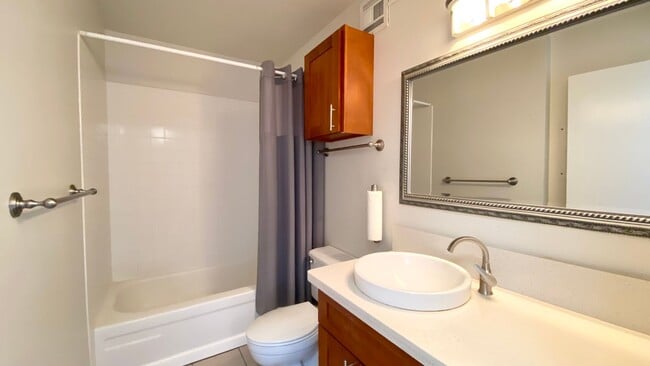 Building Photo - Views of Waikiki & Diamond Head - 1 Bed/1 ...