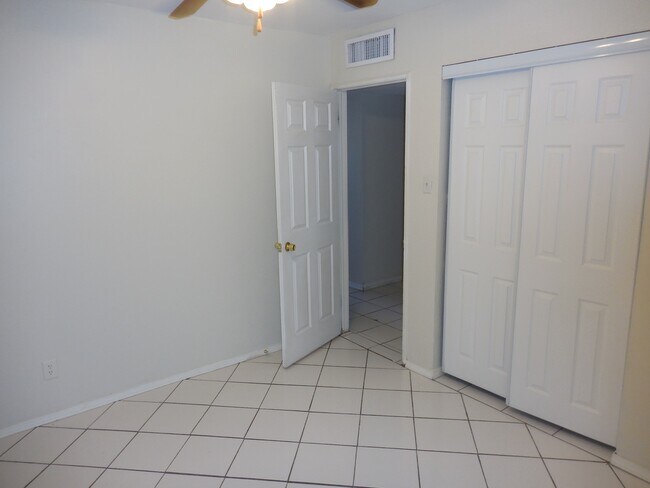 Building Photo - 1127 Del Norte St