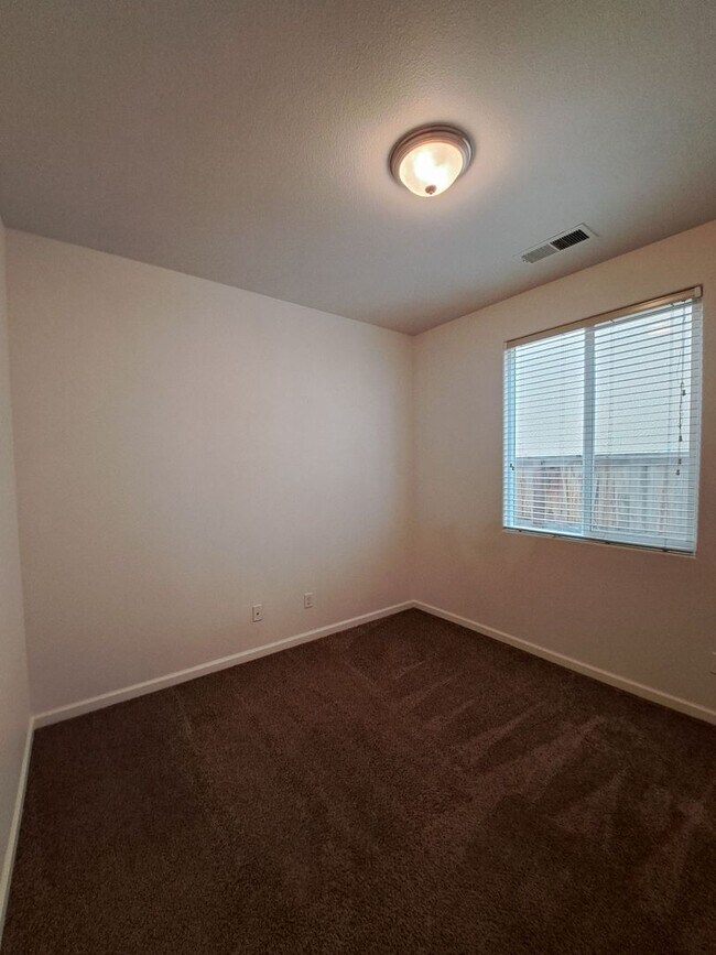 Building Photo - Single Level 3BR Home w/ Backyard in Clovis!