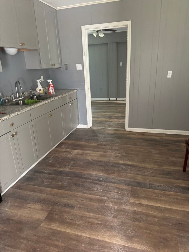 Building Photo - Completely Remodeled 3 Bed, 2 Bath Home in...