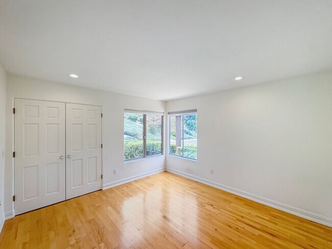 Building Photo - Gorgeous 2B+Office/2BA Townhouse w/ Golf C...