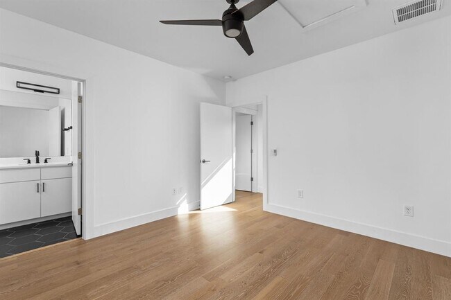 Building Photo - 1128 Chicon St