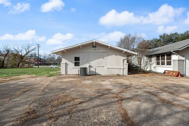 Building Photo - 815 N Travis St