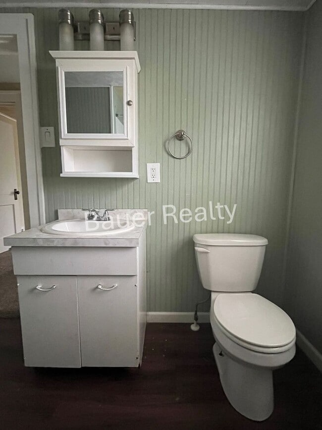 Building Photo - Charming 3 Bedroom Home