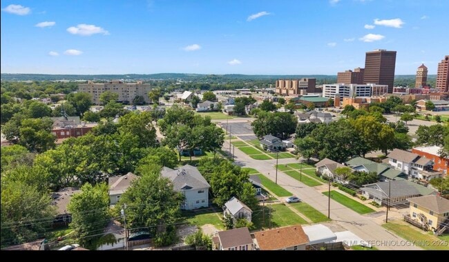 Building Photo - 806 S Osage Ave