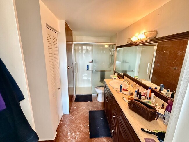 Building Photo - Spacious 1-bed, 1-bath condo is nestled in the gated waterfront community of The Yacht Club at Av...