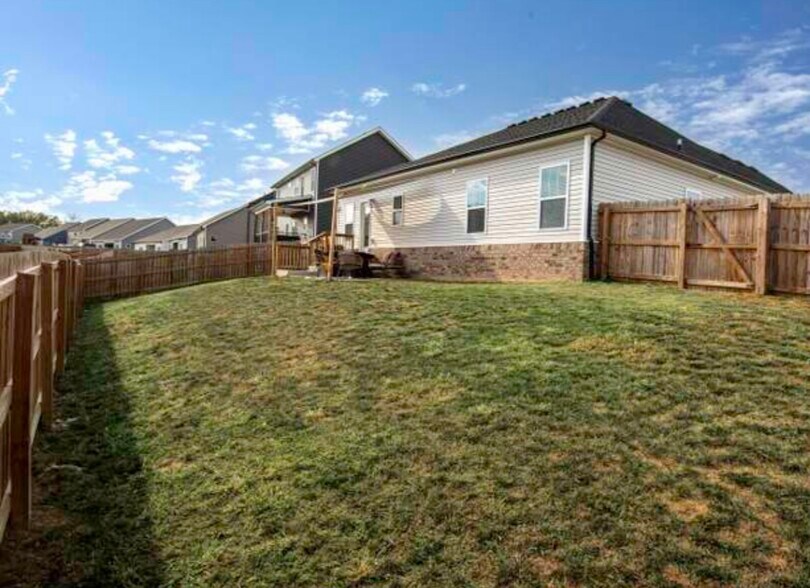 Building Photo - 720 Shaker Dr