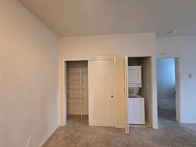 Building Photo - Spacious Lower Level Condo in Gated Community..