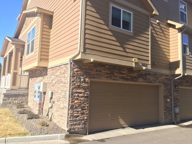 Building Photo - Lots of Great Light in this End Townhome