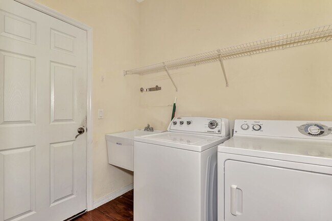 Building Photo - Living Large at a Beautiful 3/2 in Northport