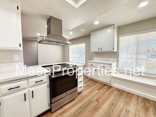 Building Photo - 7095 Lyons Ave