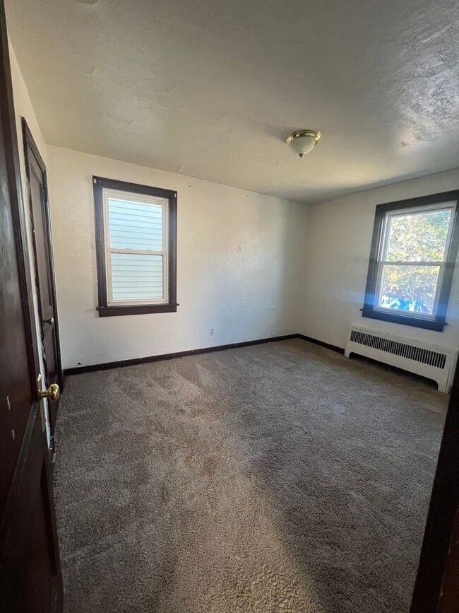 Building Photo - Spacious 2 bedroom home on South Side