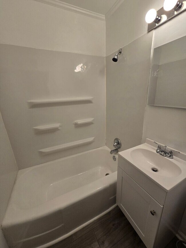 Building Photo - Three Bedroom Home Located in Warren Township near 10th and Franklin Rd