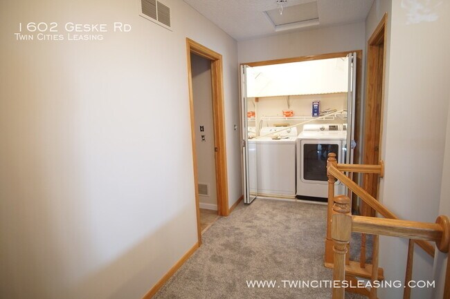 Building Photo - NEW: Carpet and paint throughout!  3 Beds ...