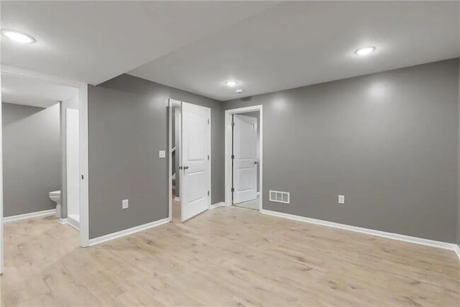 Building Photo - 135 Cedar Ct