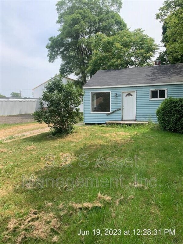 Building Photo - 3412 N Larch St