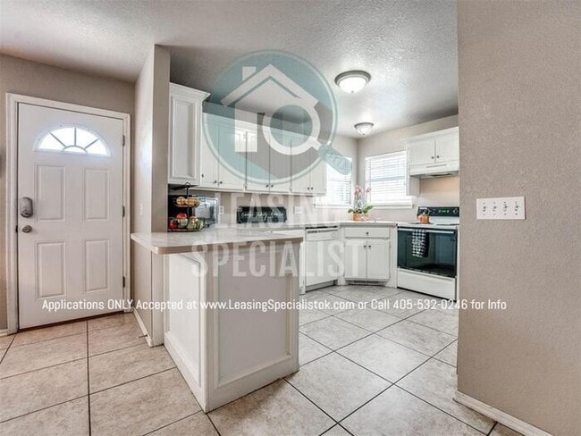Building Photo - Stunning West Norman 3 Bed 2 Bath Townhome!