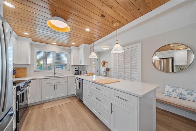 Building Photo - 914 Spanish Dr S