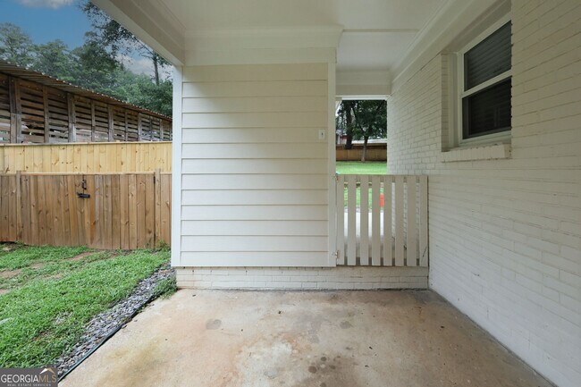 Building Photo - 2218 Dodson Dr