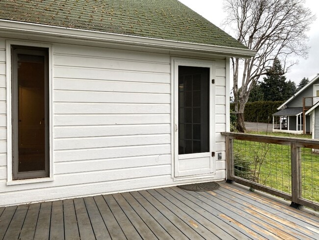 Building Photo - Quaint Hood River Cottage