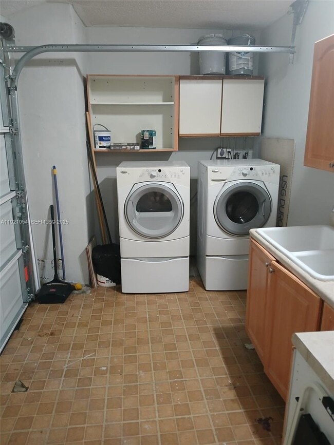 Building Photo - 5550 Lakewood Cir S