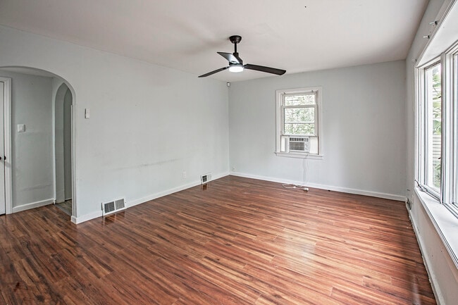 Building Photo - 16 W Linden Ave