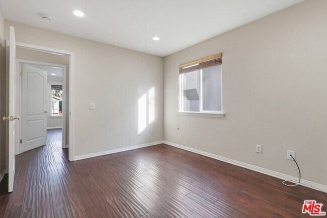 Building Photo - 5187 Knollwood Way