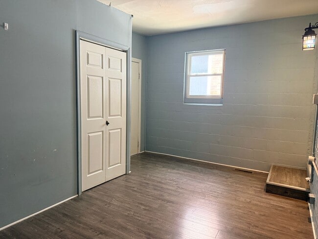 Building Photo - 560 Manor St