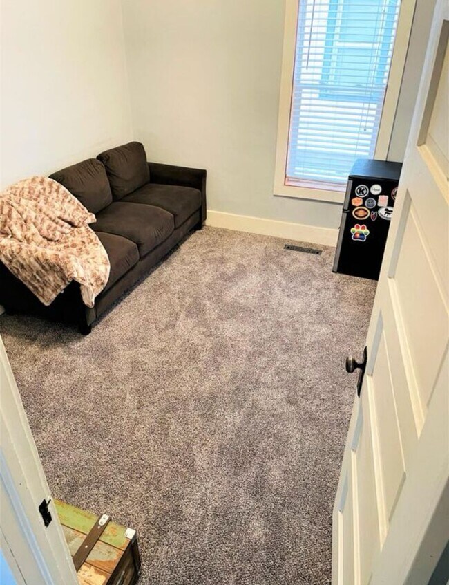 Building Photo - Available October 4, 2025! Remodeled Histo...
