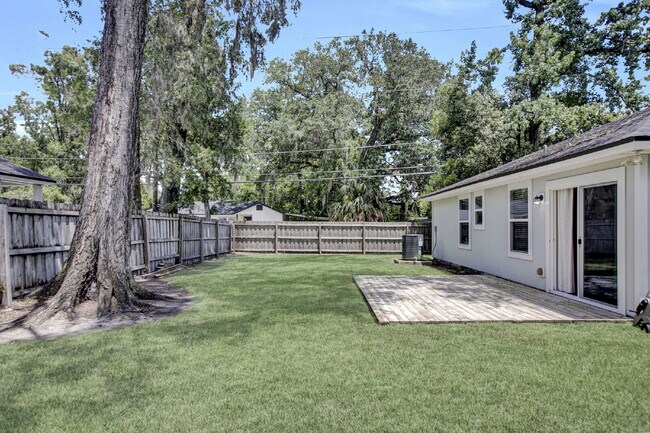 Building Photo - Like new 4 bedroom 2 bath home for rent.