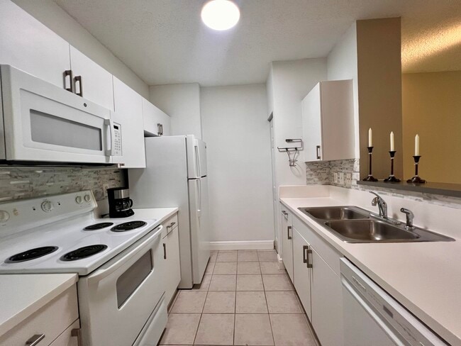 Building Photo - 630 S Sapodilla Ave
