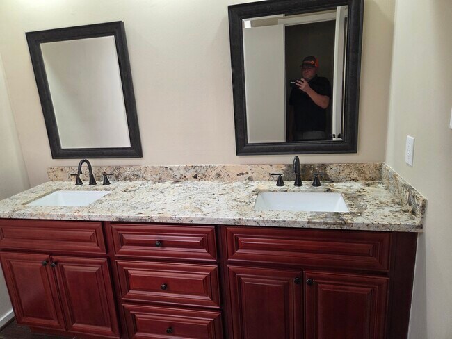 Building Photo - 8530 Lake Crystal Dr