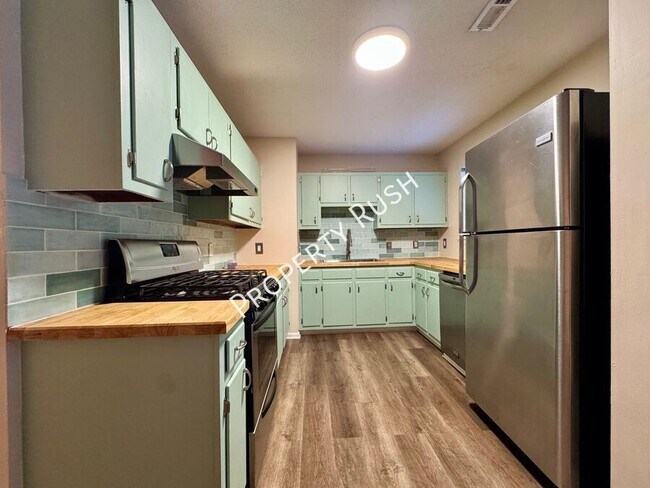 Building Photo - 1110 Fernway Cir