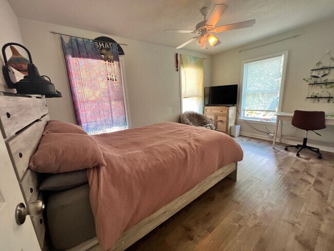 Building Photo - Gulfport charm 3/1 1 car garage