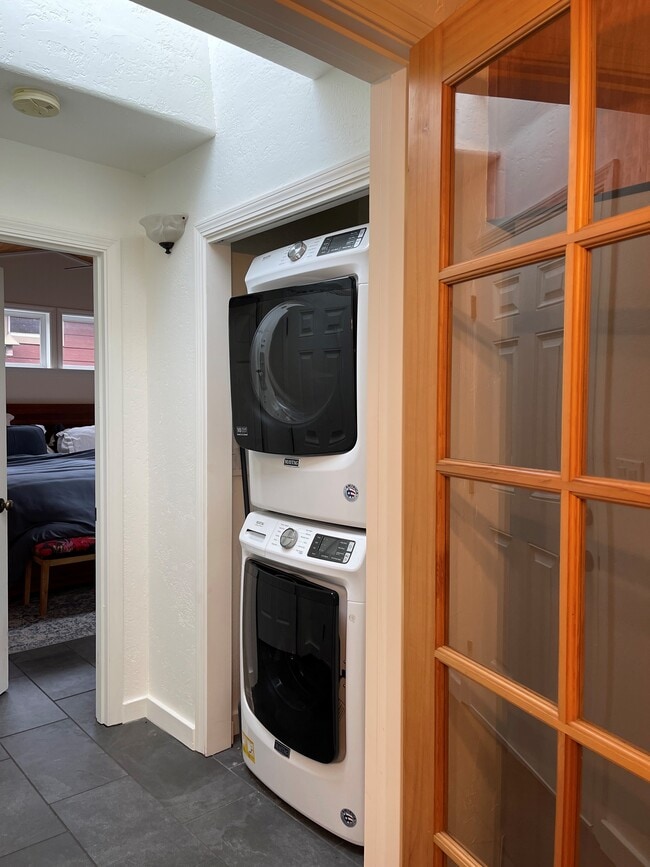 Washer/Dryer - 1252 NW Milwaukee Ave