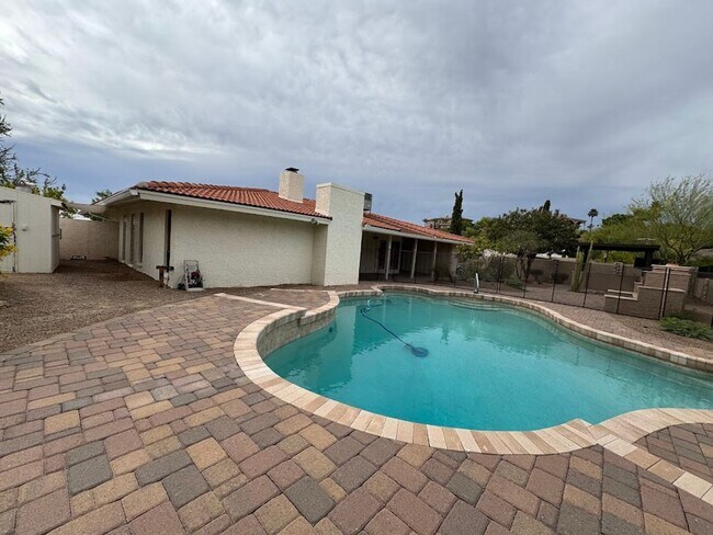 Building Photo - Modern Living Meets Outdoor Luxury in North Phoenix