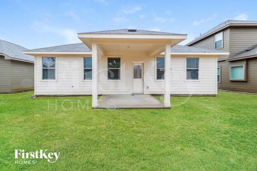 Building Photo - 14755 Country Club Dr