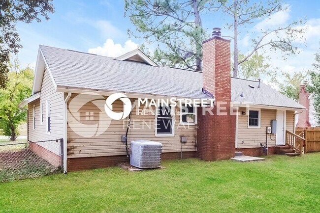 Building Photo - 3 Bedroom Pet-Friendly Home in Charlotte, NC with Main Street Renewal