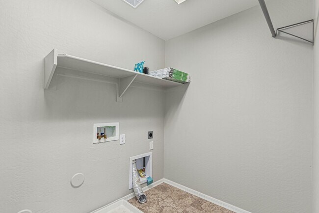Building Photo - 5 Bedroom 3 Full Bath + Loft