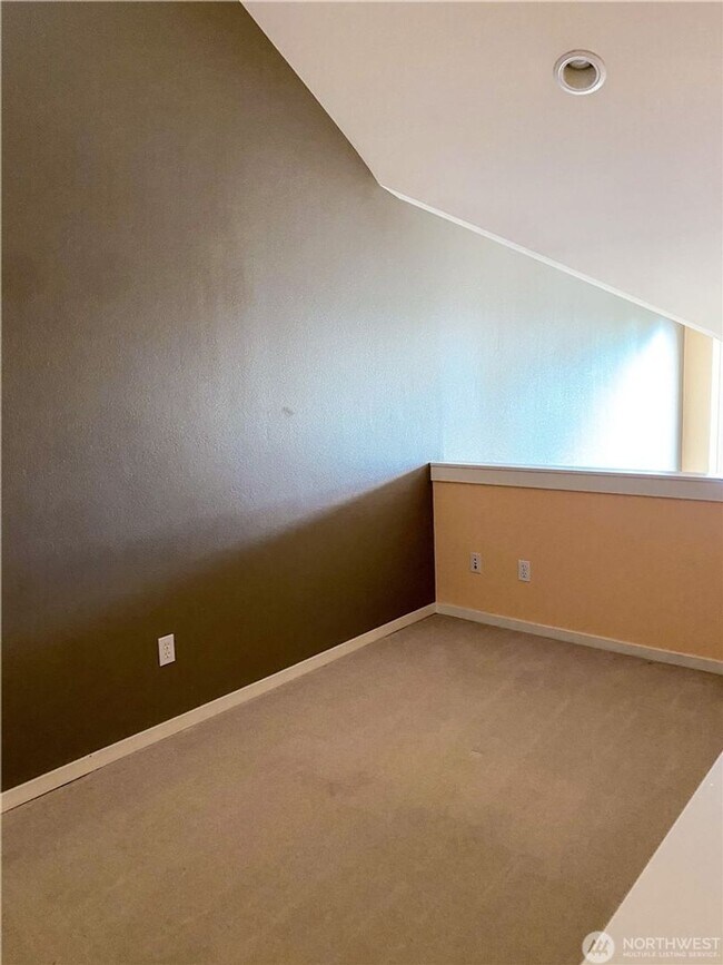 Building Photo - 2bd/1.75ba Redmond Townhome
