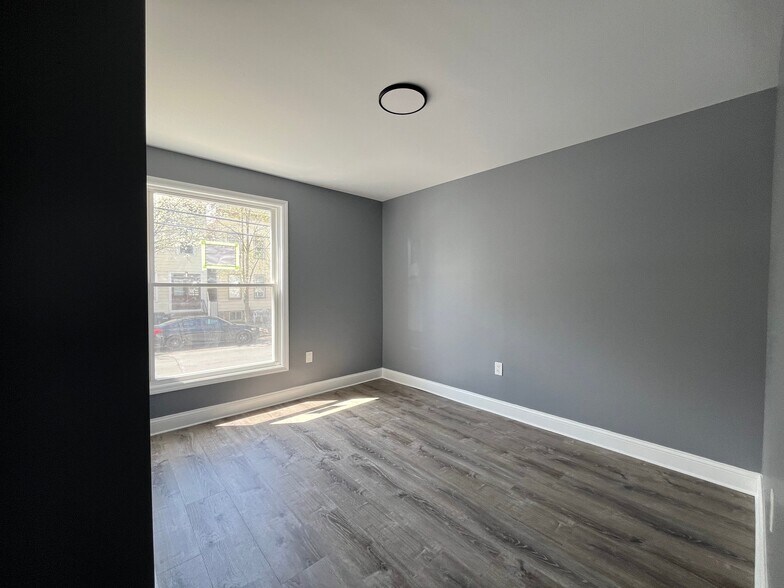 Building Photo - 683 State St